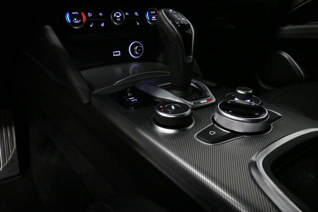 Alfa Romeo Stelvio 2.0 T AWD Veloce / Orig. Nederlands (facelift) / 1ste eigenaar / Performance Pack / Elektr. verstelbare voorstoelen / Alfa Active Suspension / Keyless / Stoelverwarming / Stuurwiel verwarming / Apple Carplay - Andriod Auto / Climate Control / Achteruitrij