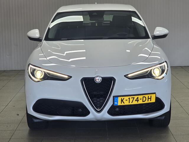 Alfa Romeo Stelvio 2.0 T AWD Super/ 202pk!/ Trekhaak/ Keyless/ Camera/ Android Auto/ DAB+/ Lane-Assist./ Dode-Hoek DET./ 19'' LMV/ Navi/ Clima/ Cruise/ Bluetooth/ Multi. LEDER. Stuur/ PDC V+A.