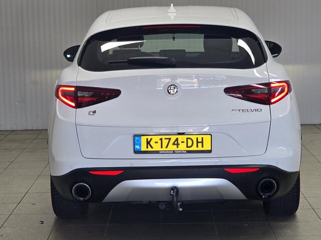 Alfa Romeo Stelvio 2.0 T AWD Super/ 202pk!/ Trekhaak/ Keyless/ Camera/ Android Auto/ DAB+/ Lane-Assist./ Dode-Hoek DET./ 19'' LMV/ Navi/ Clima/ Cruise/ Bluetooth/ Multi. LEDER. Stuur/ PDC V+A.