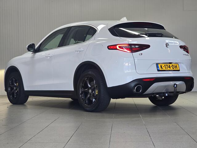 Alfa Romeo Stelvio 2.0 T AWD Super/ 202pk!/ Trekhaak/ Keyless/ Camera/ Android Auto/ DAB+/ Lane-Assist./ Dode-Hoek DET./ 19'' LMV/ Navi/ Clima/ Cruise/ Bluetooth/ Multi. LEDER. Stuur/ PDC V+A.