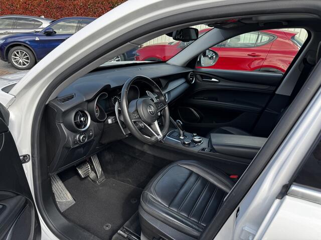 Alfa Romeo Stelvio 2.0 T AWD Parelmoer | Schuifdak | 280PK | Flippers | TI-difusser | Keyless Entry