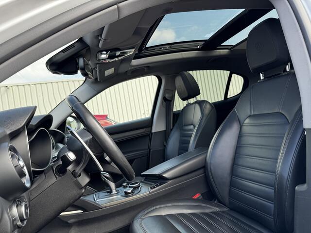 Alfa Romeo Stelvio 2.0 T AWD Parelmoer | Schuifdak | 280PK | Flippers | TI-difusser | Keyless Entry