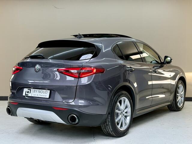 Alfa Romeo Stelvio 2.0 T AWD Super, 280pk, 2017, 2de eigenaar, Paroramadak, Sportstoelen, Stoelverwarming, Trekhaak, Cruise control, Climate control, Ledere bekleding,