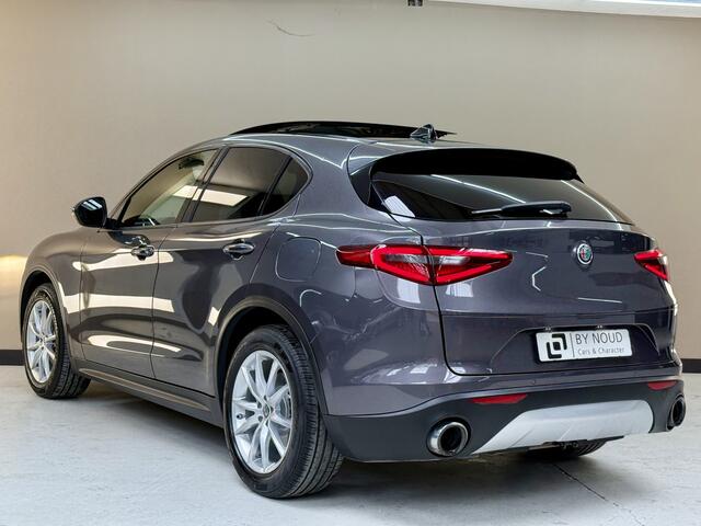 Alfa Romeo Stelvio 2.0 T AWD Super, 280pk, 2017, 2de eigenaar, Paroramadak, Sportstoelen, Stoelverwarming, Trekhaak, Cruise control, Climate control, Ledere bekleding,