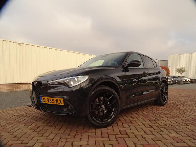 Alfa Romeo Stelvio 2.0 T AWD 280PK | Raggazzon | Zeer Netjes! | Leer | All-Black | Ti-Difusser.