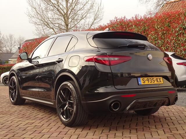 Alfa Romeo Stelvio 2.0 T AWD 280PK | Raggazzon | Zeer Netjes! | Leer | All-Black | Ti-Difusser.