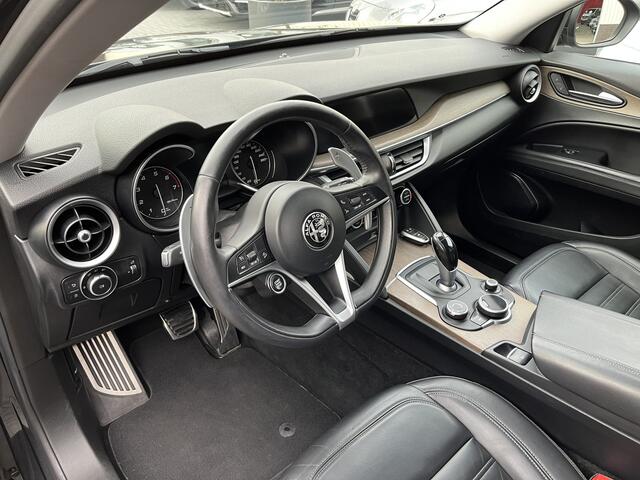 Alfa Romeo Stelvio 2.0 T AWD 280PK | Raggazzon | Zeer Netjes! | Leer | All-Black | Ti-Difusser.