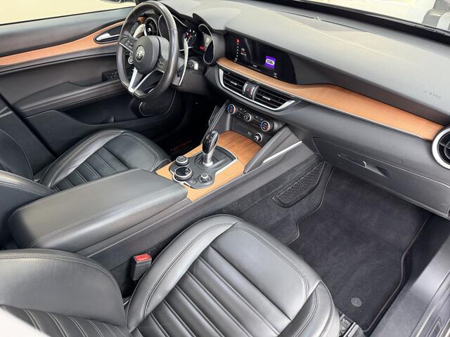 Alfa Romeo Stelvio 2.0 T AWD Super, 280Pk, 2017, 2de eigenaar, Panoramadak, Volledig leder, 20" velgen, Camera, Stoelverwarming, Cruise control, Xenon koplampen, Schakelflippers,