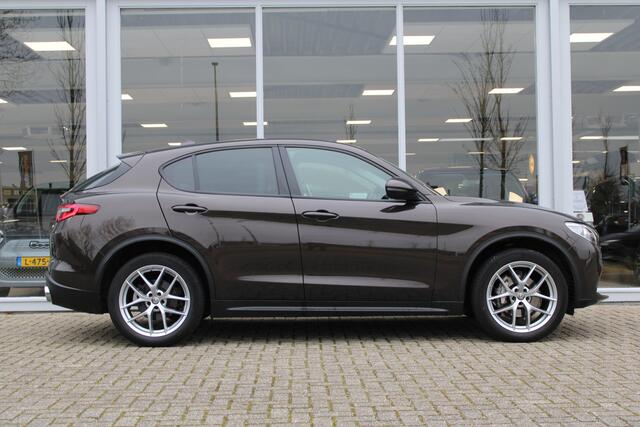 Alfa Romeo Stelvio 2.0 T AWD Super | Navigatie | Afneembare Trekhaak | 20" Lichtmetalen Velgen | Achteruitrijcamera