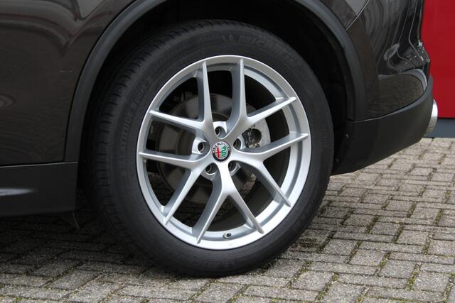 Alfa Romeo Stelvio 2.0 T AWD Super | Navigatie | Afneembare Trekhaak | 20" Lichtmetalen Velgen | Achteruitrijcamera