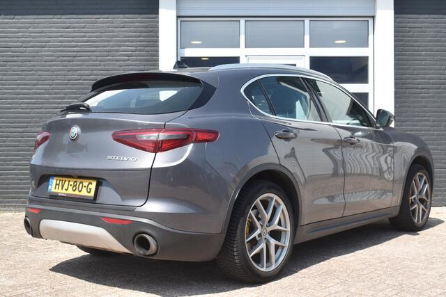 Alfa Romeo Stelvio 2.0 T 280pk AWD (4x4) Super Veloce Automaat | Navigatie | Carplay & Android Auto | Camera | Airco ECC | Panoramisch Open Dak | Parkeersensoren | Leder | Lichtmetalen Velgen | Dodehoek Detectie | Alarm | Isofix | 4 Seizoenen Banden | Zeer Compleet!!!