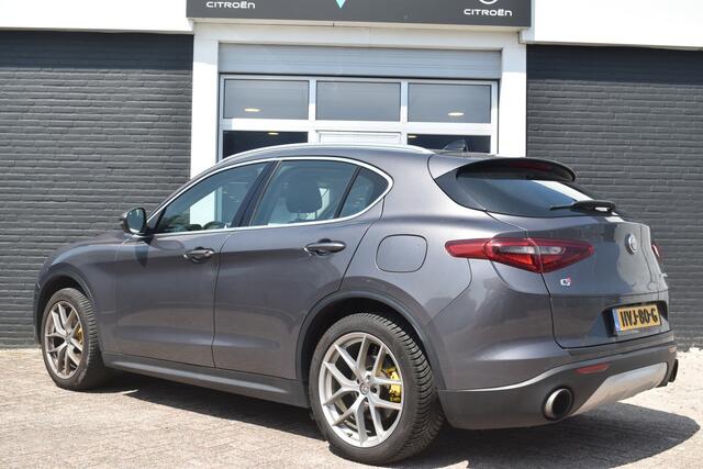 Alfa Romeo Stelvio 2.0 T 280pk AWD (4x4) Super Veloce Automaat | Navigatie | Carplay & Android Auto | Camera | Airco ECC | Panoramisch Open Dak | Parkeersensoren | Leder | Lichtmetalen Velgen | Dodehoek Detectie | Alarm | Isofix | 4 Seizoenen Banden | Zeer Compleet!!!