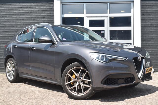 Alfa Romeo Stelvio 2.0 T 280pk AWD (4x4) Super Veloce Automaat | Navigatie | Carplay & Android Auto | Camera | Airco ECC | Panoramisch Open Dak | Parkeersensoren | Leder | Lichtmetalen Velgen | Dodehoek Detectie | Alarm | Isofix | 4 Seizoenen Banden | Zeer Compleet!!!