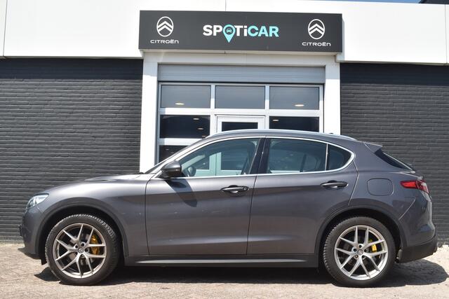 Alfa Romeo Stelvio 2.0 T 280pk AWD (4x4) Super Veloce Automaat | Navigatie | Carplay & Android Auto | Camera | Airco ECC | Panoramisch Open Dak | Parkeersensoren | Leder | Lichtmetalen Velgen | Dodehoek Detectie | Alarm | Isofix | 4 Seizoenen Banden | Zeer Compleet!!!