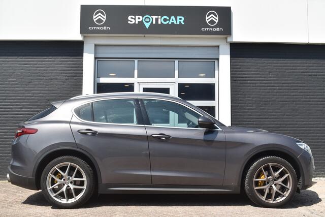 Alfa Romeo Stelvio 2.0 T 280pk AWD (4x4) Super Veloce Automaat | Navigatie | Carplay & Android Auto | Camera | Airco ECC | Panoramisch Open Dak | Parkeersensoren | Leder | Lichtmetalen Velgen | Dodehoek Detectie | Alarm | Isofix | 4 Seizoenen Banden | Zeer Compleet!!!