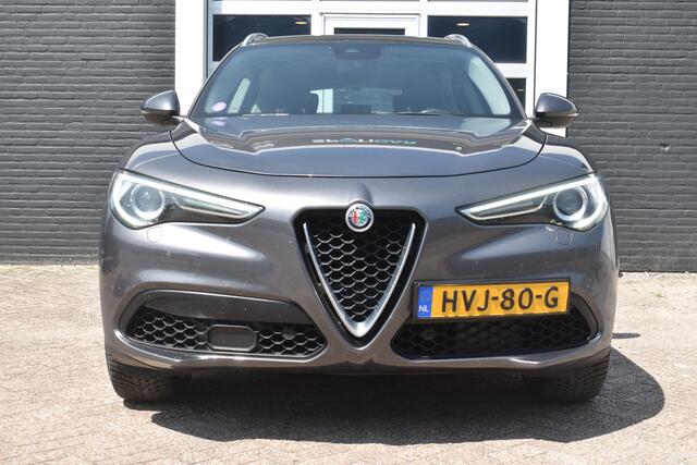 Alfa Romeo Stelvio 2.0 T 280pk AWD (4x4) Super Veloce Automaat | Navigatie | Carplay & Android Auto | Camera | Airco ECC | Panoramisch Open Dak | Parkeersensoren | Leder | Lichtmetalen Velgen | Dodehoek Detectie | Alarm | Isofix | 4 Seizoenen Banden | Zeer Compleet!!!