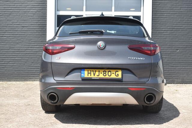 Alfa Romeo Stelvio 2.0 T 280pk AWD (4x4) Super Veloce Automaat | Navigatie | Carplay & Android Auto | Camera | Airco ECC | Panoramisch Open Dak | Parkeersensoren | Leder | Lichtmetalen Velgen | Dodehoek Detectie | Alarm | Isofix | 4 Seizoenen Banden | Zeer Compleet!!!