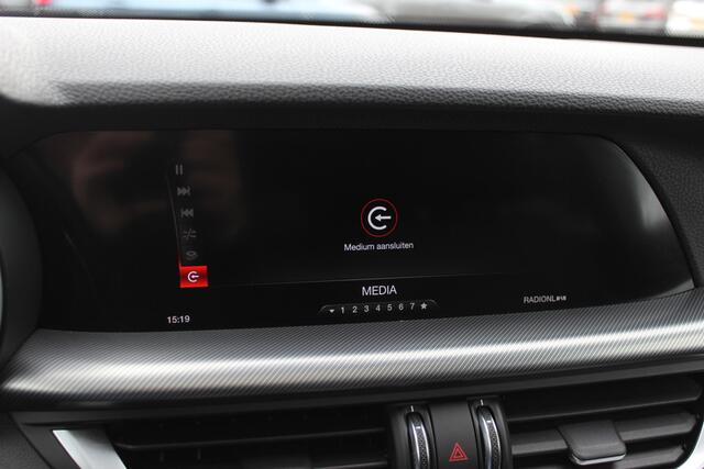 Alfa Romeo Stelvio 2.0 T AWD B-Tech / Panoramadak / Camera / Leder / 19'' / CarPlay / Harman Kardon / Navigatie / Stoel+Stuurverwarming / DAB / Dodehoek / Cruise Control