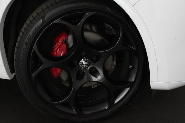 Alfa Romeo Stelvio 2.0 T AWD Veloce > 280pk/Akrapovic/Pano.schuif/21Inch Turismo/Trekhaak...