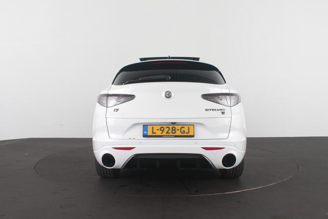 Alfa Romeo Stelvio 2.0 T AWD Veloce > 280pk/Akrapovic/Pano.schuif/21Inch Turismo/Trekhaak...