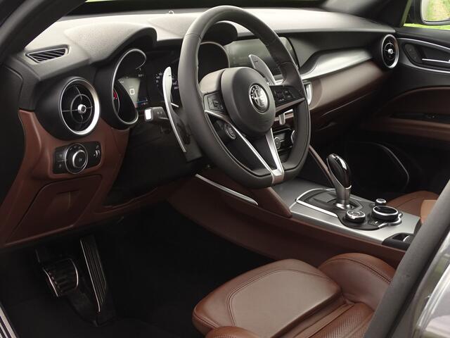Alfa Romeo Stelvio 2.0 T AWD Velocest. | Carplay!! | Flippers | Uniek-netjes! | Donkere hemelbekl.