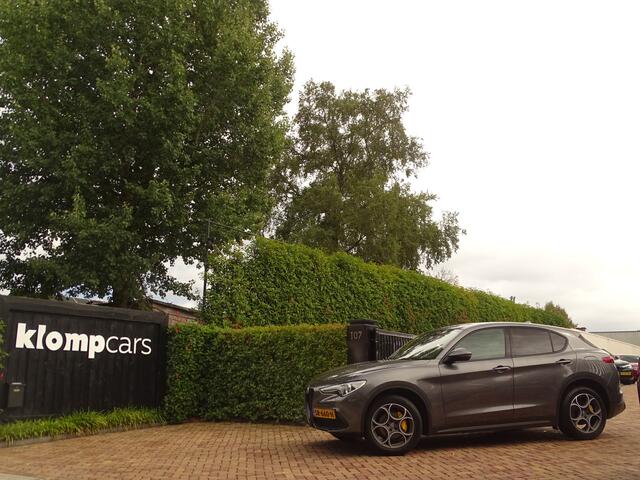 Alfa Romeo Stelvio 2.0 T AWD Velocest. | Carplay!! | Flippers | All-Black! | Donkere hemelbekl.