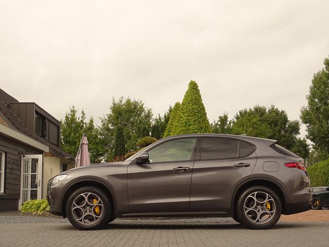 Alfa Romeo Stelvio 2.0 T AWD Velocest. | Carplay!! | Flippers | All-Black! | Donkere hemelbekl.