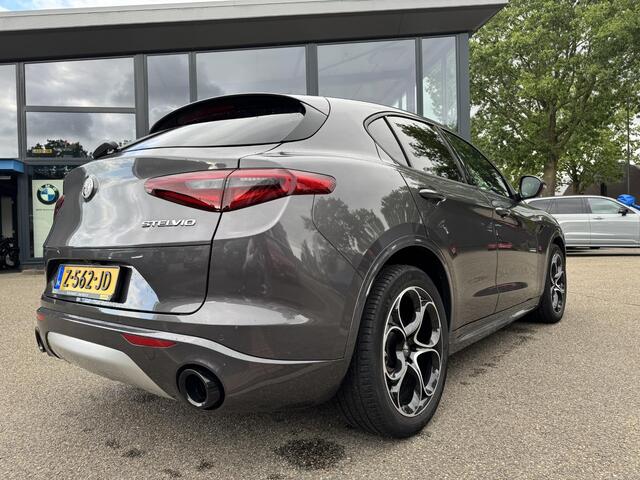 Alfa Romeo Stelvio 2.2 JTD AWD Veloce Automaat | VAN: € 34.900- VOOR: € 32.877,- UW HERFSTVOORDEEL: € 2.023,- | CAMERA| STOEL + STUURVERWARMING + MEMORY| KEY LESS ENTRY | LEDER | ADAPT. CRUISE CONTROL | 12 MND BOVAG GARANTIE
