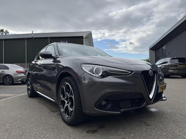 Alfa Romeo Stelvio 2.2 JTD AWD Veloce Automaat | VAN: € 34.900- VOOR: € 32.877,- UW HERFSTVOORDEEL: € 2.023,- | CAMERA| STOEL + STUURVERWARMING + MEMORY| KEY LESS ENTRY | LEDER | ADAPT. CRUISE CONTROL | 12 MND BOVAG GARANTIE