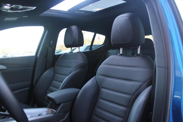 Alfa Romeo Tonale 1.3T PHEV Q4 280PK Edizione Speciale | PANORAMISCH SCHUIF / KANTELDAK | HARMAN CARDON PREMIUM AUDIO | LEDEREN BEKLEDING | VOORSTOELEN / STUUR VERWARMD | VOORSTOELEN GEVENTILEERD | VOORSTOELEN ELEKTRISCH VERSTELBAAR MET GEHEUGEN FUNCTIE |APPLE CARPLAY / A