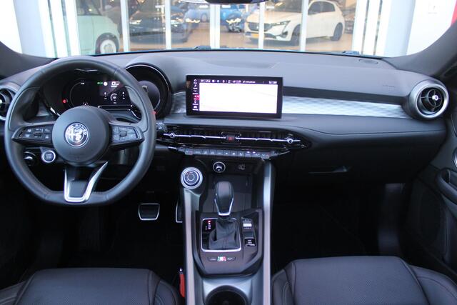 Alfa Romeo Tonale 1.3T PHEV Q4 280PK Edizione Speciale | PANORAMISCH SCHUIF / KANTELDAK | HARMAN CARDON PREMIUM AUDIO | LEDEREN BEKLEDING | VOORSTOELEN / STUUR VERWARMD | VOORSTOELEN GEVENTILEERD | VOORSTOELEN ELEKTRISCH VERSTELBAAR MET GEHEUGEN FUNCTIE |APPLE CARPLAY / A