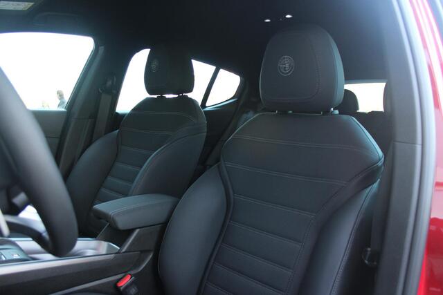 Alfa Romeo Tonale 1.5T 160PK HYbrid VELOCE | LEDEREN BEKLEDING | VOORSTOELEN / STUUR VERWARMD | VOORSTOELEN GEVENTILEERD | VOORSTOELEN ELEKTRISCH VERSTELBAAR MET GEHEUGEN FUNCTIE | HARMAN CARDON PREMIUM AUDIO | APPLE CARPLAY / ANDROID AUTO | 360° CAMERA | DODEHOEK DETECTI