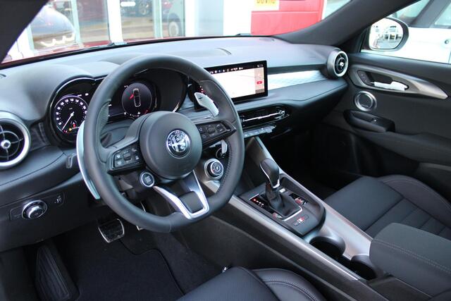 Alfa Romeo Tonale 1.5T 160PK HYbrid VELOCE | LEDEREN BEKLEDING | VOORSTOELEN / STUUR VERWARMD | VOORSTOELEN GEVENTILEERD | VOORSTOELEN ELEKTRISCH VERSTELBAAR MET GEHEUGEN FUNCTIE | HARMAN CARDON PREMIUM AUDIO | APPLE CARPLAY / ANDROID AUTO | 360° CAMERA | DODEHOEK DETECTI