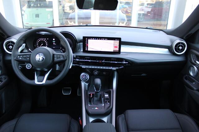Alfa Romeo Tonale 1.5T 160PK HYbrid VELOCE | LEDEREN BEKLEDING | VOORSTOELEN / STUUR VERWARMD | VOORSTOELEN GEVENTILEERD | VOORSTOELEN ELEKTRISCH VERSTELBAAR MET GEHEUGEN FUNCTIE | HARMAN CARDON PREMIUM AUDIO | APPLE CARPLAY / ANDROID AUTO | 360° CAMERA | DODEHOEK DETECTI
