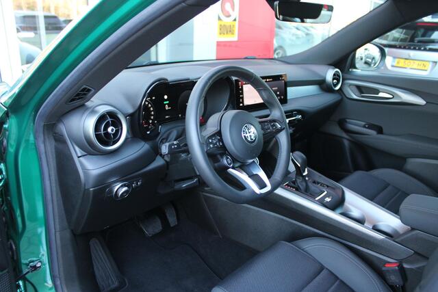 Alfa Romeo Tonale 1.5T 130PK Hybrid SPRINT | 360° CAMERA | NAVIGATIE | DRAADLOOS APPLE CARPLAY / ANDROID AUTO | 19 "INCH LICHTMETALEN VELGEN | ADAPTIVE CRUISE CONTROL | KEYLESS ENTRY / START | VOORSTOELEN / STUUR VERWARMD | VERWARMDE RUITENSPROEIERS | DRAADLOZE TELEFOONLAD