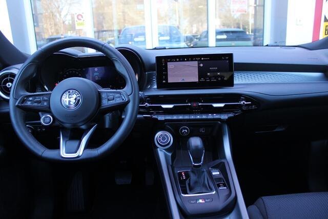 Alfa Romeo Tonale 1.5T 130PK Hybrid SPRINT | 360° CAMERA | NAVIGATIE | DRAADLOOS APPLE CARPLAY / ANDROID AUTO | 19 "INCH LICHTMETALEN VELGEN | ADAPTIVE CRUISE CONTROL | KEYLESS ENTRY / START | VOORSTOELEN / STUUR VERWARMD | VERWARMDE RUITENSPROEIERS | DRAADLOZE TELEFOONLAD
