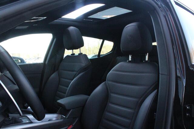 Alfa Romeo Tonale 1.5T 160PK HYbrid VELOCE | PANORAMISCH SCHUIF / KANTELDAK | LEDEREN BEKLEDING | VOORSTOELEN / STUUR VERWARMD | VOORSTOELEN GEVENTILEERD | VOORSTOELEN ELEKTRISCH VERSTELBAAR | DRAADLOOS APPLE CARPLAY / ANDROID AUTO | 360° CAMERA | AUTOMATISCH DIMMENDE BUIT