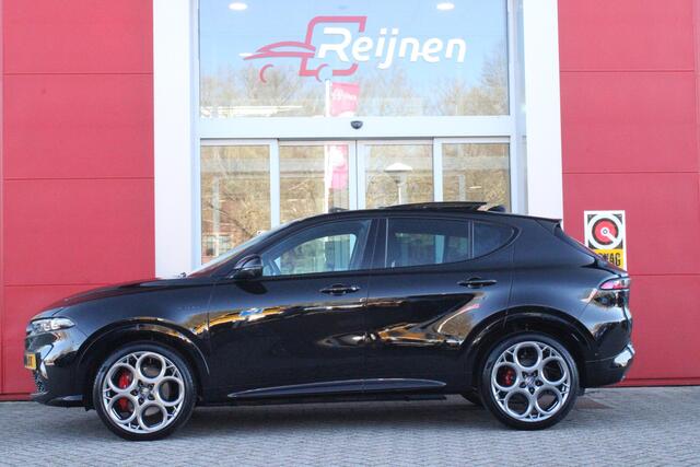 Alfa Romeo Tonale 1.5T 160PK HYbrid VELOCE | PANORAMISCH SCHUIF / KANTELDAK | LEDEREN BEKLEDING | VOORSTOELEN / STUUR VERWARMD | VOORSTOELEN GEVENTILEERD | VOORSTOELEN ELEKTRISCH VERSTELBAAR | DRAADLOOS APPLE CARPLAY / ANDROID AUTO | 360° CAMERA | AUTOMATISCH DIMMENDE BUIT