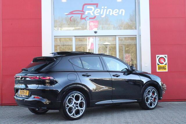 Alfa Romeo Tonale 1.5T 160PK HYbrid VELOCE | PANORAMISCH SCHUIF / KANTELDAK | LEDEREN BEKLEDING | VOORSTOELEN / STUUR VERWARMD | VOORSTOELEN GEVENTILEERD | VOORSTOELEN ELEKTRISCH VERSTELBAAR | DRAADLOOS APPLE CARPLAY / ANDROID AUTO | 360° CAMERA | AUTOMATISCH DIMMENDE BUIT