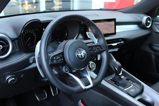 Alfa Romeo Tonale 1.5T 160PK HYbrid VELOCE | PANORAMISCH SCHUIF / KANTELDAK | LEDEREN BEKLEDING | VOORSTOELEN / STUUR VERWARMD | VOORSTOELEN GEVENTILEERD | VOORSTOELEN ELEKTRISCH VERSTELBAAR | DRAADLOOS APPLE CARPLAY / ANDROID AUTO | 360° CAMERA | AUTOMATISCH DIMMENDE BUIT