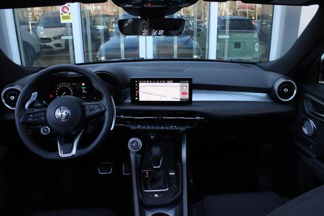Alfa Romeo Tonale 1.5T 160PK HYbrid VELOCE | PANORAMISCH SCHUIF / KANTELDAK | LEDEREN BEKLEDING | VOORSTOELEN / STUUR VERWARMD | VOORSTOELEN GEVENTILEERD | VOORSTOELEN ELEKTRISCH VERSTELBAAR | DRAADLOOS APPLE CARPLAY / ANDROID AUTO | 360° CAMERA | AUTOMATISCH DIMMENDE BUIT