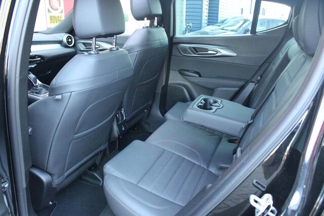 Alfa Romeo Tonale 1.5T 160PK HYbrid VELOCE | PANORAMISCH SCHUIF / KANTELDAK | LEDEREN BEKLEDING | VOORSTOELEN / STUUR VERWARMD | VOORSTOELEN GEVENTILEERD | VOORSTOELEN ELEKTRISCH VERSTELBAAR | DRAADLOOS APPLE CARPLAY / ANDROID AUTO | 360° CAMERA | AUTOMATISCH DIMMENDE BUIT