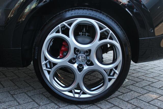 Alfa Romeo Tonale 1.5T 160PK HYbrid VELOCE | PANORAMISCH SCHUIF / KANTELDAK | LEDEREN BEKLEDING | VOORSTOELEN / STUUR VERWARMD | VOORSTOELEN GEVENTILEERD | VOORSTOELEN ELEKTRISCH VERSTELBAAR | DRAADLOOS APPLE CARPLAY / ANDROID AUTO | 360° CAMERA | AUTOMATISCH DIMMENDE BUIT