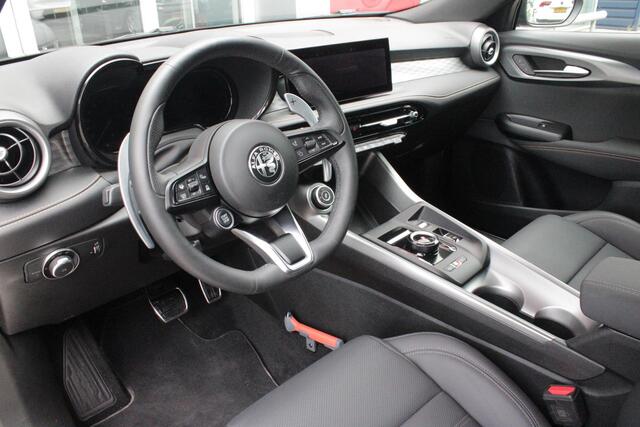 Alfa Romeo Tonale 1.5T Hybrid 160PK VELOCE | PREMIUM PACK: LEDEREN BEKLEDING/GEVENTILEERDE VOORSTOELEN/4-VOUDIG ELEKTRISCH VERSTELBARE LENDESTEUN VOORSTOELEN/ELEKTRISCH BEDIENBARE /HOOGGLANS ZWARTE RAAMOMLIJSTING/AMBIENT LIGHTING | TECHNOLOGY PACK: PARKEERWAARSCHUWING VOOR