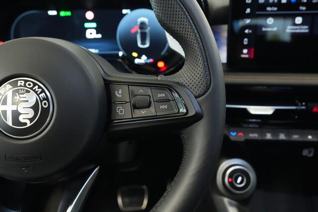 Alfa Romeo Tonale 1.5T Hybrid Veloce Schakelpaddles Draadloze Lader Stoelventilatie 24 Maanden garantie* (Vraag naar de voorwaarden)