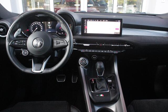Alfa Romeo Tonale 1.5T 160PK Hybrid Veloce TECHNOLOGY PACK: PARKEERWAARSCHUWING VOOR EN ACHTER/360° CAMERA / AUTONOMOUS DRIVING LEVEL 2: ADAPTIVE CRUISE CONTROL/LANE CENTERING ASSIST/TRAFFIC JAM ASSIST DODEHOEK DETECTIE AUTOMATISCH DIMMENDE BUITENSPIEGELS ELEKTRISCH BEDIEN
