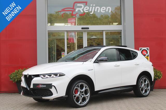 Alfa Romeo Tonale 1.3T 280PK PHEV VELOCE | PANORAMISCH SCHUIF/KANTEL DAK | PREMIUM PACK: LEDEREN BEKLEDING/GEVENTILEERDE VOORSTOELEN/4-VOUDIG ELEKTRISCH VERSTELBARE LENDESTEUN VOORSTOELEN/HOOGGLANS ZWARTE RAAMOMLIJSTING/AMBIENT LIGHTING | TECHNOLOGY PACK: PARKEERWAARSCHUWING VOOR EN ACHTER/ACHTERUITRIJ CAMERA/AUTONOMOUS DRIVING LEVEL 2: ADAPTIVE CRUISE CONTROL/LANE CENTERING ASSIST/TRAFFIC JAM ASSIST/AUTOMATISCH DIMMENDE BUITENSPIEGELS | WINTERPACK: STOELVERWARMING VOOR/STUURVERWARMING/VERWARMBARE RUITENSPROEIERS | HARMAN KARDON SOUND SYSTEM | 20" LICHTMETALEN VELGEN "GRAPHITE GREY" | DRAADLOZE TELEFOONLADER | NAVIGATIE | DRAADLOZE APPLE CARPLAY/ANDROID AUTO | FULL LED MATRIX KOPLAMPEN |