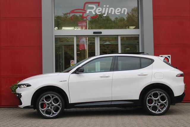 Alfa Romeo Tonale 1.3T 280PK PHEV VELOCE | PANORAMISCH SCHUIF/KANTEL DAK | PREMIUM PACK: LEDEREN BEKLEDING/GEVENTILEERDE VOORSTOELEN/4-VOUDIG ELEKTRISCH VERSTELBARE LENDESTEUN VOORSTOELEN/HOOGGLANS ZWARTE RAAMOMLIJSTING/AMBIENT LIGHTING | TECHNOLOGY PACK: PARKEERWAARSCHUWING VOOR EN ACHTER/ACHTERUITRIJ CAMERA/AUTONOMOUS DRIVING LEVEL 2: ADAPTIVE CRUISE CONTROL/LANE CENTERING ASSIST/TRAFFIC JAM ASSIST/AUTOMATISCH DIMMENDE BUITENSPIEGELS | WINTERPACK: STOELVERWARMING VOOR/STUURVERWARMING/VERWARMBARE RUITENSPROEIERS | HARMAN KARDON SOUND SYSTEM | 20" LICHTMETALEN VELGEN "GRAPHITE GREY" | DRAADLOZE TELEFOONLADER | NAVIGATIE | DRAADLOZE APPLE CARPLAY/ANDROID AUTO | FULL LED MATRIX KOPLAMPEN |
