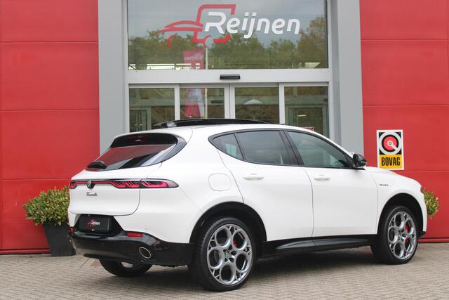 Alfa Romeo Tonale 1.3T 280PK PHEV VELOCE | PANORAMISCH SCHUIF/KANTEL DAK | PREMIUM PACK: LEDEREN BEKLEDING/GEVENTILEERDE VOORSTOELEN/4-VOUDIG ELEKTRISCH VERSTELBARE LENDESTEUN VOORSTOELEN/HOOGGLANS ZWARTE RAAMOMLIJSTING/AMBIENT LIGHTING | TECHNOLOGY PACK: PARKEERWAARSCHUWING VOOR EN ACHTER/ACHTERUITRIJ CAMERA/AUTONOMOUS DRIVING LEVEL 2: ADAPTIVE CRUISE CONTROL/LANE CENTERING ASSIST/TRAFFIC JAM ASSIST/AUTOMATISCH DIMMENDE BUITENSPIEGELS | WINTERPACK: STOELVERWARMING VOOR/STUURVERWARMING/VERWARMBARE RUITENSPROEIERS | HARMAN KARDON SOUND SYSTEM | 20" LICHTMETALEN VELGEN "GRAPHITE GREY" | DRAADLOZE TELEFOONLADER | NAVIGATIE | DRAADLOZE APPLE CARPLAY/ANDROID AUTO | FULL LED MATRIX KOPLAMPEN |