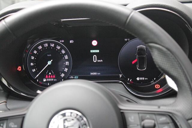 Alfa Romeo Tonale 1.3T 280PK PHEV VELOCE | PANORAMISCH SCHUIF/KANTEL DAK | PREMIUM PACK: LEDEREN BEKLEDING/GEVENTILEERDE VOORSTOELEN/4-VOUDIG ELEKTRISCH VERSTELBARE LENDESTEUN VOORSTOELEN/HOOGGLANS ZWARTE RAAMOMLIJSTING/AMBIENT LIGHTING | TECHNOLOGY PACK: PARKEERWAARSCHUWING VOOR EN ACHTER/ACHTERUITRIJ CAMERA/AUTONOMOUS DRIVING LEVEL 2: ADAPTIVE CRUISE CONTROL/LANE CENTERING ASSIST/TRAFFIC JAM ASSIST/AUTOMATISCH DIMMENDE BUITENSPIEGELS | WINTERPACK: STOELVERWARMING VOOR/STUURVERWARMING/VERWARMBARE RUITENSPROEIERS | HARMAN KARDON SOUND SYSTEM | 20" LICHTMETALEN VELGEN "GRAPHITE GREY" | DRAADLOZE TELEFOONLADER | NAVIGATIE | DRAADLOZE APPLE CARPLAY/ANDROID AUTO | FULL LED MATRIX KOPLAMPEN |